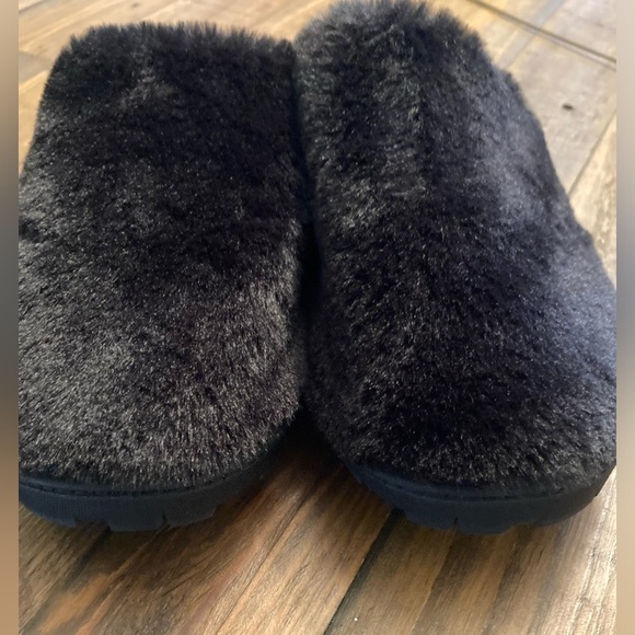 DKNY Slippers fuzzy soft comfy faux fur non slip new without tag - Picture 3 of 4